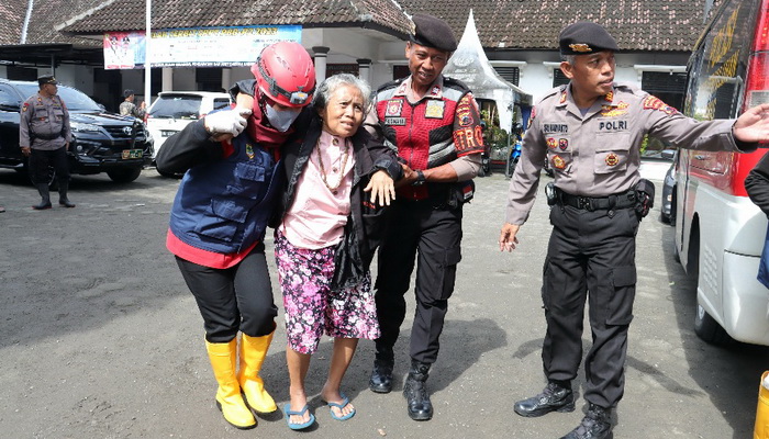 Banjir Melanda Sukoharjo, Polisi Bantu Evakuasi Warga ke Tempat Aman