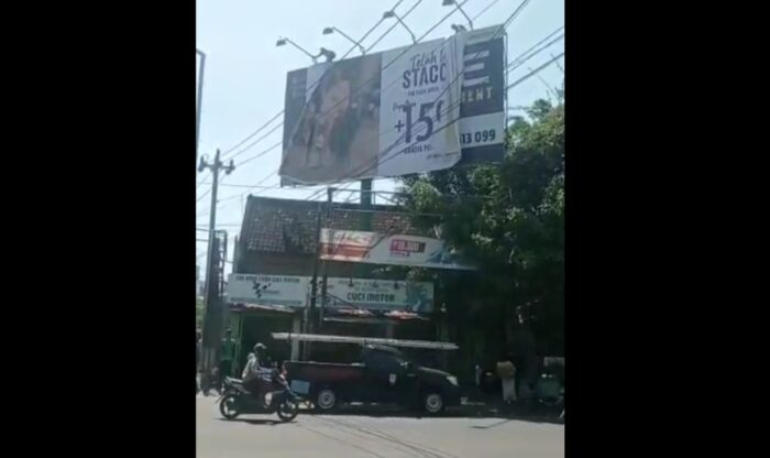 Heboh Baliho Iklan Wanita Duduk Mengangkang, LUIS Dukung Satpol PP Solo Bertindak Tegas
