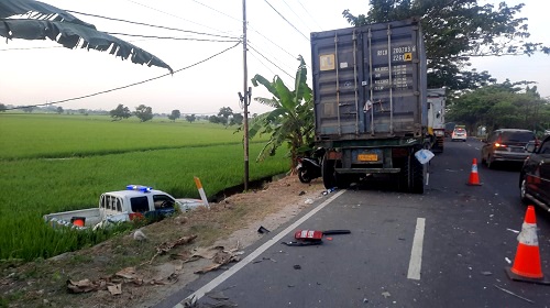 Apes, Mobil Patroli Satlantas Polres Tuban Nyungsep ke Sawah Ditabrak Truk Tronton