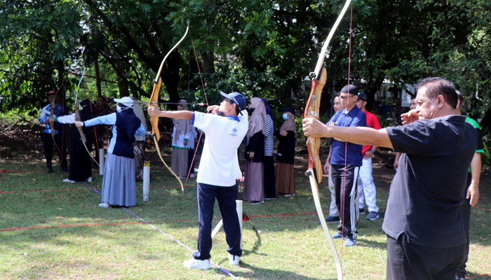 Persiapan Lomba Sambut Milad UMS ke-64, Dosen dan Tendik Ikuti Eksebisi Latihan Memanah