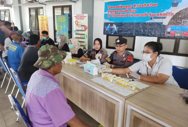 Mudik Lebaran, Polisi Buka Layanan Kesehatan Gratis di Terminal Tirtonadi Solo