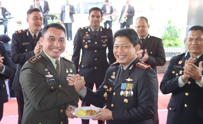 Hari Bhayangkara ke-79, Kodim 0735 dan Denpom IV Beri Kejutan Polresta Surakarta