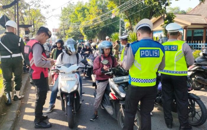 Tak Bawa SIM dan STNK, Puluhan Pengendara Terjaring Operasi Patuh Candi di Solo
