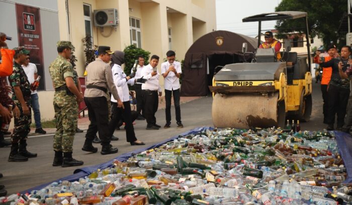 Menjelang Nataru, Polresta Surakarta Musnahkan 1.347 Liter Miras dan Ratusan Barang Bukti