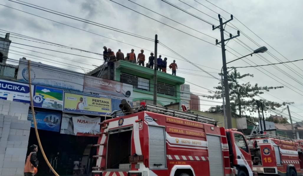 Kebakaran Toko Onderdil Motor, Jalan Raya Telukan Sukoharjo Tertutup Asap Tebal