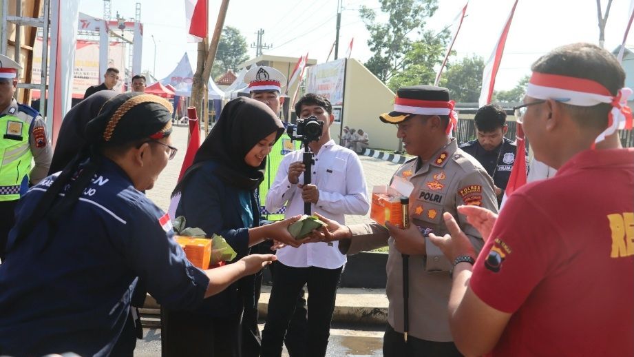 HANI 2023, Polres Sukoharjo Dapat Kiriman Nasi Berkat Dari Relawan Anti Narkoba