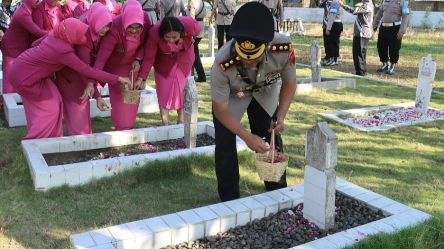 Sambut Hari Bhayangkara ke-77, Polres Sukoharjo Ziarah ke TMP Yudo Swargoloyo