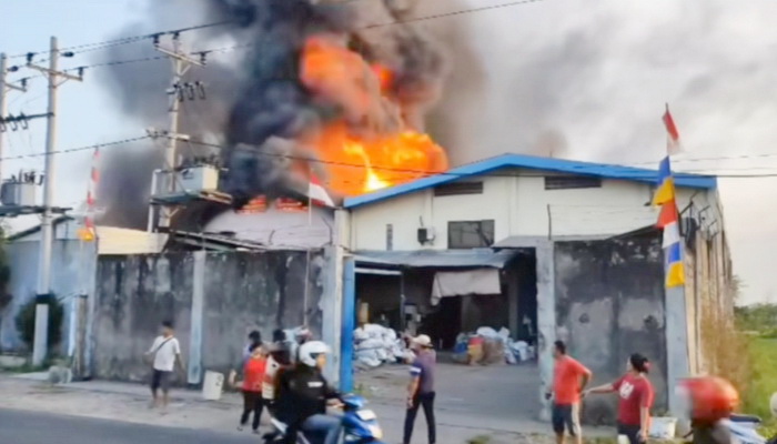 Pabrik Pengolahan Plastik Tasikmadu Karanganyar Terbakar